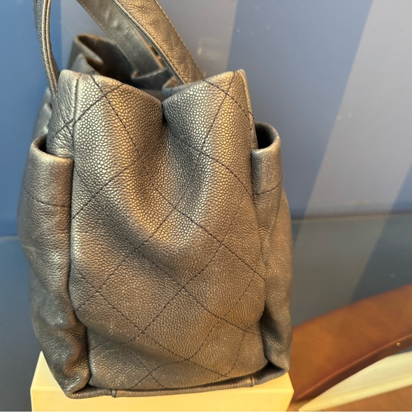 Chanel Caviar Navy Leather tote bag - Large CC embossed logo on front - Picture 6 of 13
